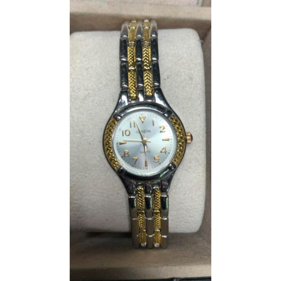 Geneva Stainless Steel Womans Two Toned Gold Silver Watch Wristwatch EUC  Look - Picture 1 of 3